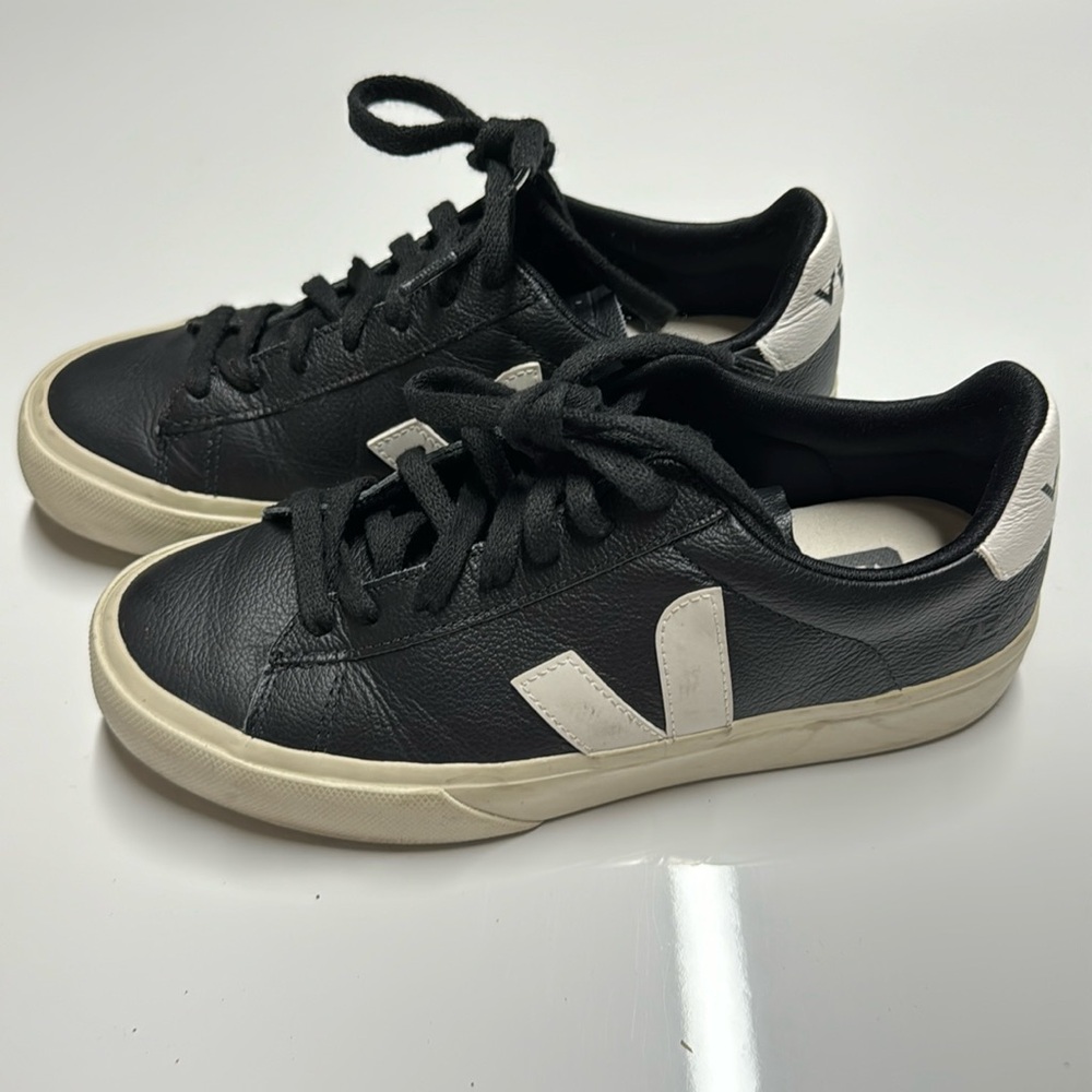 Veja Sneaker in Black